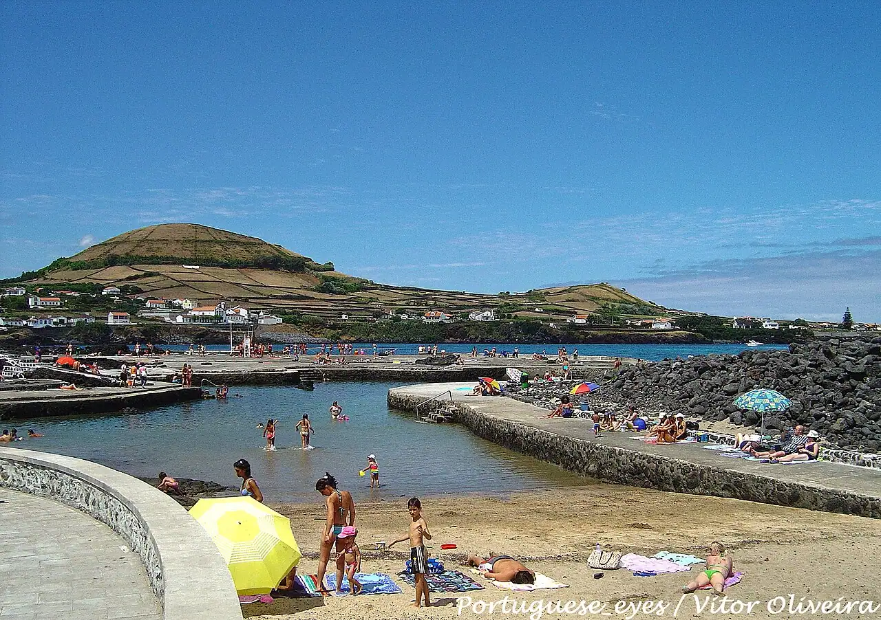 The wave at Porto Martins, Praia da Vitória